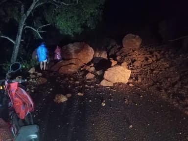 ಕುಮಟಾ: ಮೂರೂರು-ಮುಸುಗುಪ್ಪ ರಸ್ತೆಯಲ್ಲಿ ಕಲ್ಲು ಬಂಡೆ; ರಸ್ತೆ ಸಂಚಾರಕ್ಕೆ ಪರ್ಯಾಯ ಮಾರ್ಗ ಮತ್ತು&nbsp;ತೆರವು