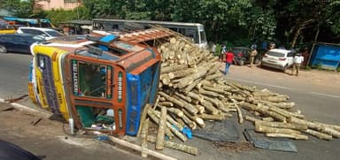 Lorry Carrying Wooden Logs Overturns on NH-66 Near Ekkur, Mangaluru; Traffic&nbsp;Disrupted