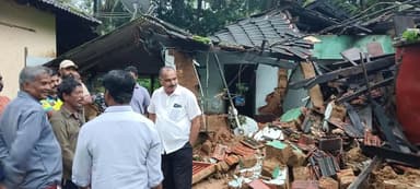 ಕೋಟ: ಧಾರಾಕಾರ ಮಳೆಗೆ ಮನೆ ಕುಸಿತ ಸ್ಥಳಕ್ಕೆ ಶಾಸಕ ಎ.ಕಿರಣ್ ಕೊಡ್ಗಿ&nbsp;ಭೇಟಿ