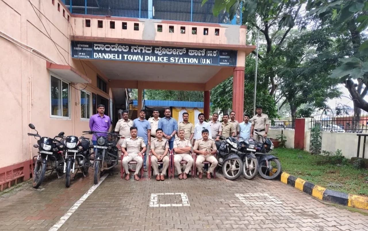 ದಾಂಡೇಲಿ: ಅಂತರ-ಜಿಲ್ಲಾ ಬೈಕ್ ಕಳ್ಳರ ತಂಡ ಬಂಧನ; ಆರು ಬೈಕ್‌ಗಳ&nbsp;ವಶ
