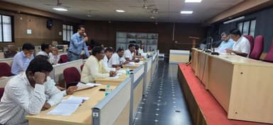 ಕುಂದಾಪುರ: ಗ್ಯಾರಂಟಿ ಸಮಿತಿ ಸಭೆಯಲ್ಲಿ ಸಾರ್ವಜನಿಕ ಬಸ್ ಸಂಚಾರ, ಅನುದಾನ ವಿಳಂಬಕ್ಕೆ ಆಕ್ಷೇಪ; ಅಧಿಕಾರಿಗಳ ನಿರ್ಲಕ್ಷ್ಯ&nbsp;ಟೀಕೆ