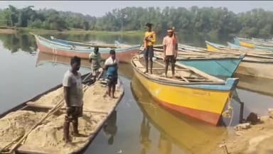 ಕಂಡ್ಲೂರು ವಾರಾಹಿ ನದಿಯಲ್ಲಿ ಅಕ್ರಮ ಮರಳುಗಾರಿಕೆ: ಪೊಲೀಸರ ದಾಳಿ, 11 ಮಂದಿ&nbsp;ಬಂಧನ