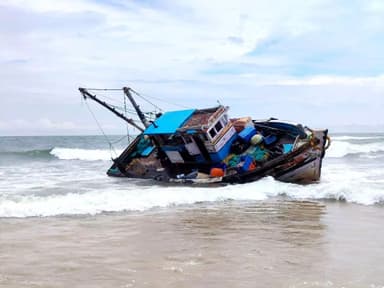 Kundapur: Technical Glitch Causes Boat to Crash into Shore, Inflicting Over Rs 10 Lakh Damage
