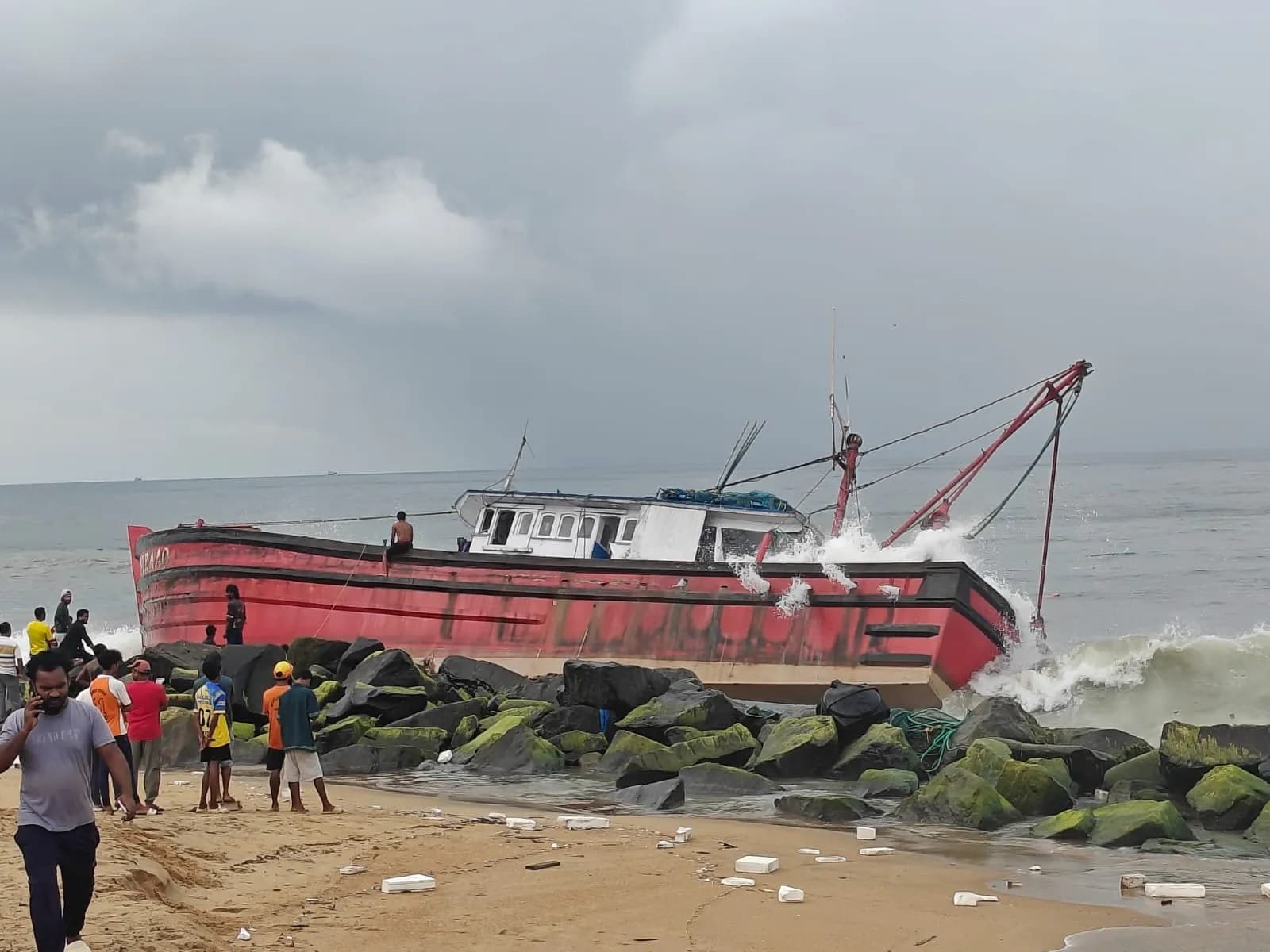 Engine Failure Leads to Fishing Boat Capsizing Near Ullal; 13 Fishermen Swim to Safety, Total Loss Over ₹1.5 Crore
